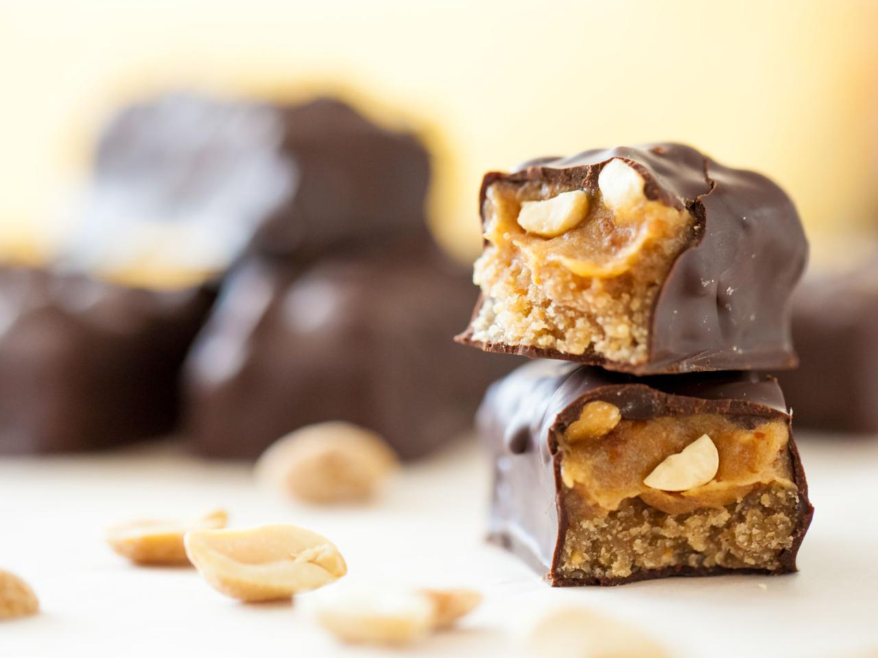 Snickers bez pieczenia: przepis na domowe snickersy