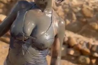 Kasia Cichopek wysmarowała piersi błotem. „W trosce o zdrowie” 