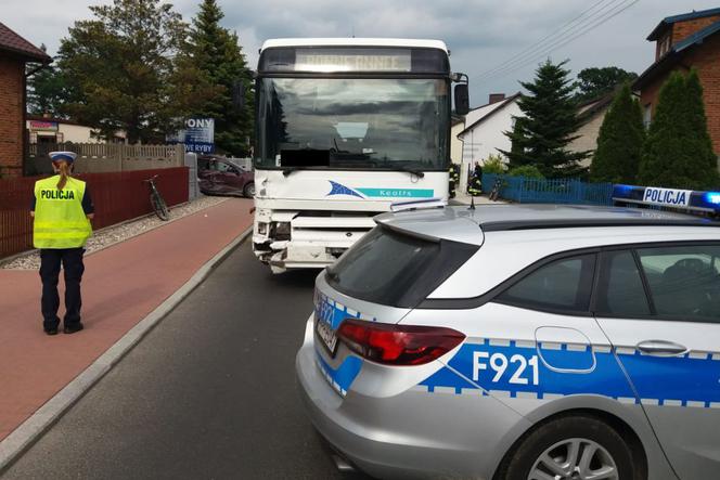 KOSZMAR w gminie Kleszczów: Betonowe ogrodzenie zmiażdżyło przechodnia!