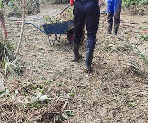 Wychowankowie poprawczaka w Raciborzu pomagają usuwać skutki powodzi. Są chętni do pomocy