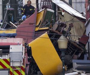 Katastrofa kolejki turystycznej! Wypadła z szyn i gruchnęła w budynek. Co najmniej 15 osób nie żyje!