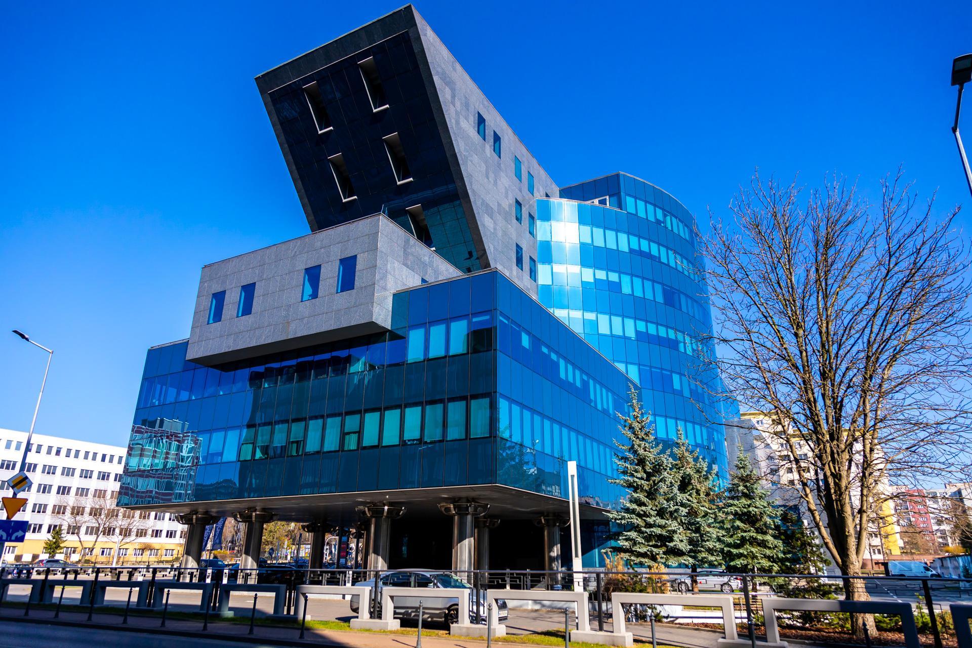 Biurowiec w kształcie czajnika stoi w Warszawie - zdjęcia. Zobacz, jak wygląda