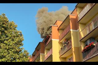 Pożar w bloku. Uwięziony staruszek czekał na pomoc z doniczką na głowie. 