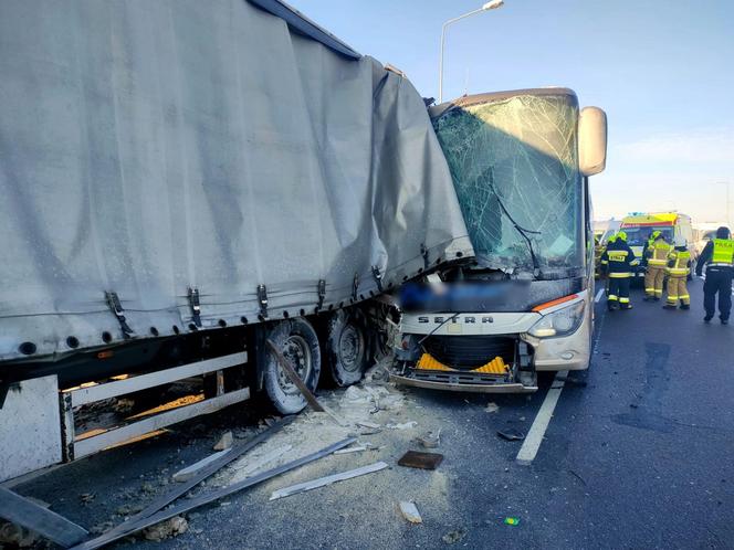 Potworne zderzenie autokaru z tirem. 12 osób rannych, na miejscu śmigłowiec 