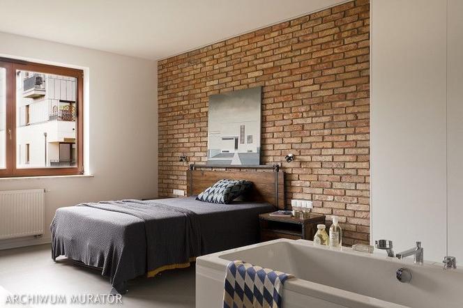 Ściana z cegły w sypialni
