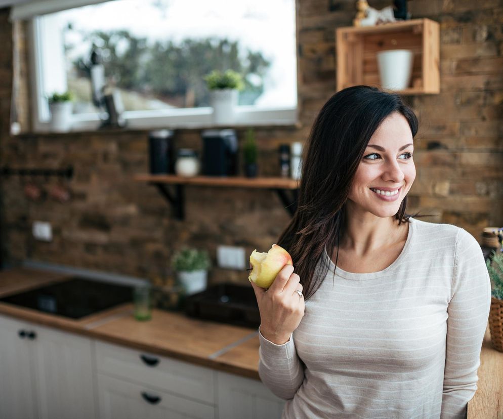 Wydajemy fortunę na kapsułki, a odpowiedź czeka w warzywniaku. Kiedy zwykłe jabłko wygrywa z suplementami?