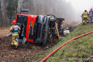 Wypadek w powiecie lublinieckim. Na DW 908 wywróciła się cysterna z paliwem. Kierowca trafił do szpitala