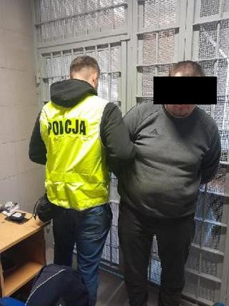Zwiewał kilkadziesiąt kilometrów przed policją! Złapali go w krzakach pod Dworcem Zachodnim 