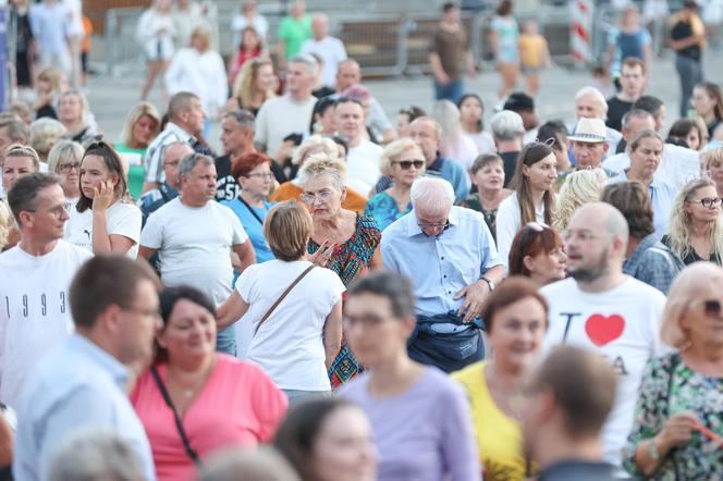 Potańcówka przed teatrem w Katowicach