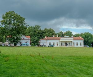 To jeden z najpiękniejszych dworów w Małopolsce. Należał do sławnego kompozytora