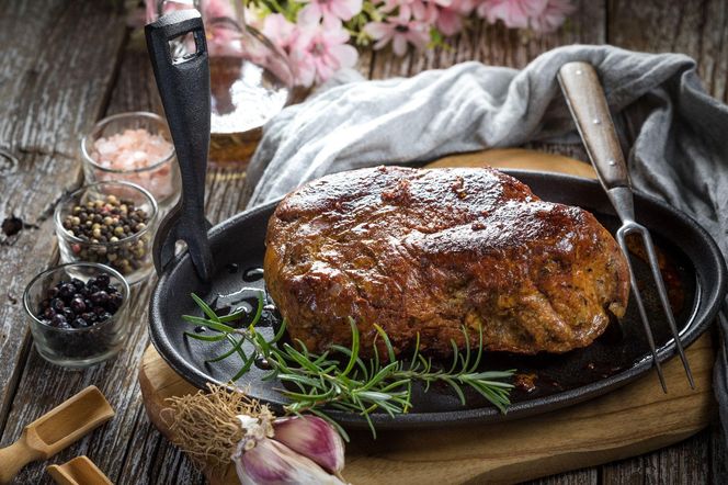Miękka i soczysta karkówka pieczona w rękawie. Zawsze się udaje – idealna na święta
