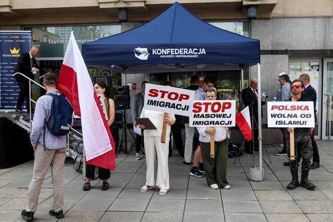 Protest przeciwko imigrantom.Tysiące kibiciów na ulicach Katowic