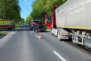 Tir staranował małą mazdę