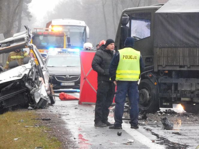 Masowy wypadek pod Warszawą! Zderzenie trzech aut z wojskową ciężarówką. Jedna osoba nie żyje