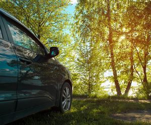 Przygotuj się do wyjazdu na wakacje – sprawdź, co trzeba wziąć do auta!