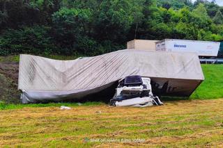 Śmiertelny wypadek pod Krosnem. Tir spadł ze skarpy z 49-latkiem w zgniecionej kabinie