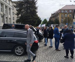 Konferencja prasowa hutników przed Ministerstwem Przemysłu w Katowicach