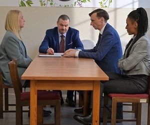 Pierwsza miłość, odcinek 4010. król dżemu Fryderyk Graff (Andrzej Kłak), Emilka (Anna Ilczuk), Melisa (Aleksandra Szwed)