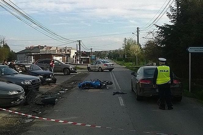 Wypadek z motocyklistą na ulicy Jana Pawła II - aż sześć samochodów zostało uszkodzonych [ZDJĘCIE]