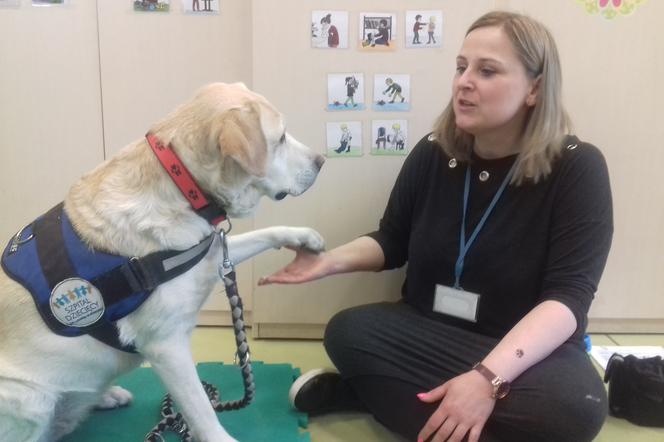 Dogoterapeutka Laura Gallas i jej partnerka zawodowa Kula