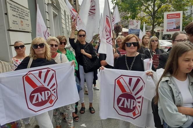  Przed Urzędem Wojewódzkim w Łodzi protestowali nauczyciele z ZNP!