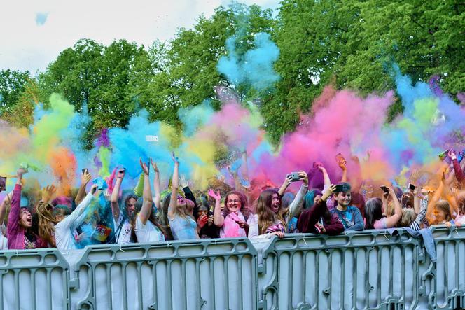 Lublin „wybuchł” kolorami. Holi Festival nad Zalewem Zemborzyckim