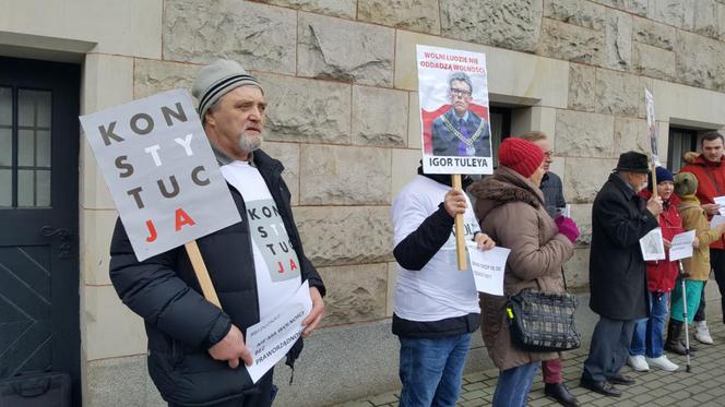 Protest przed sądem w Bydgoszczy. „Stoimy murem za niezawisłymi sędziami” 