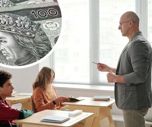 Zarobki nauczycieli w 2025 roku. Ile faktycznie trafia na ich konto? Znamy stawki pedagogów i dodatki