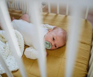 Szpital ostrzega: Rośnie liczba zgonów dzieci podczas snu. Tym tragediom można zapobiec