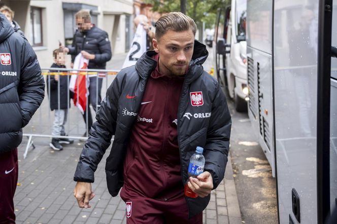 Reprezentacja zmokła na spacerze. Lewandowski się krył przed deszczem