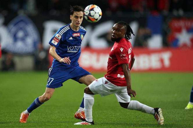 Rafał Mikulec w spotkaniu z Miedzią Legnica nabawił się bardzo groźnie wyglądającej kontuzji. Zawodnik długo opatrywany był na murawie, skąd zabrała do karetka