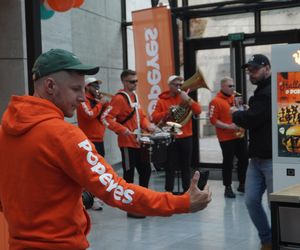 Tłumy na otwarciu Popeyes w Olsztynie. Rekordzista czekał w kolejce ponad 20 godzin