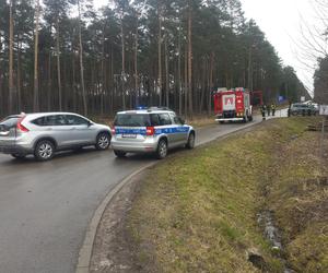 Na trasie Starachowice - Tychów w aucie zapalił się silnik. W akcji straż pożarna i policja