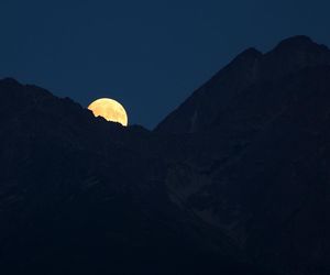 Uczta dla oczu na niebie w Małopolsce. Nad Tatrami pojawił się Zbożowy Księżyc