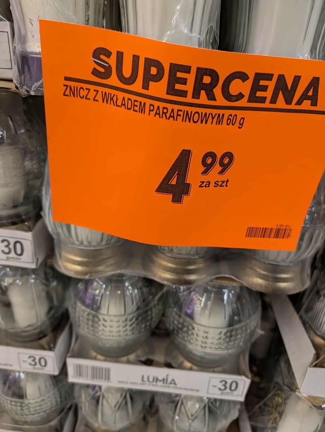 Promocje na Wszystkich Świętych w Biedronce. Wkłady do zniczy gratis