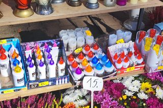 Ile kosztują znicze i kwiaty we Wrocławiu? Sprawdziliśmy ceny przy cmentarzach i w sklepach