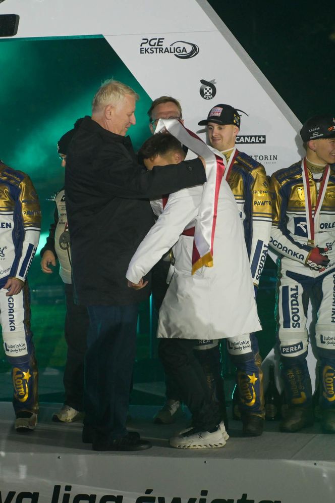 Ceremonia wręczenia trofeum po finale PGE Ekstraligi. Tak cieszył się PRES Toruń!