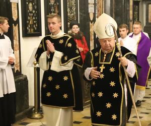 Kard. Stanisław Dziwisz w Dzień Zaduszny: Zmierzamy do życia