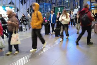 Tłumy ludzi w galerii handlowej na dzień przed Wigilią