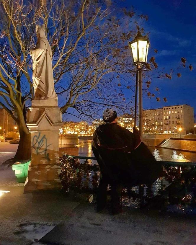 Latarnik na Ostrowie Tumskim we Wrocławiu. To wyjątek na skalę Europy. Kiedy można go spotkać? 