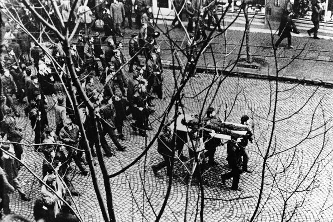 Gdynia: Grudzień 1970. Ciało Zbyszka Godlewskiego Janka Wiśniewskiego niesione przez demonstrantów
