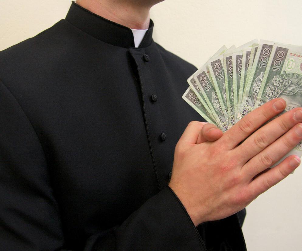 Polacy chcą przyjąć księdza po kolędzie. Ile pieniędzy zostawią w kopercie? 