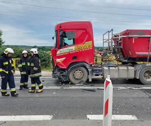 Wypadek W Lubieni. Ciężarówka zderzyła się z osobówką