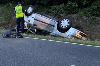 Wypadek na DK 20 pod Bytowem. Rodzina z dziećmi dachowała. Sarna wyskoczyła na jezdnię