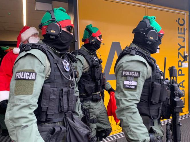 Poznań. Policjanci eskortowali Świętego Mikołaja. Wyjątkowa akcja [ZDJĘCIA]
