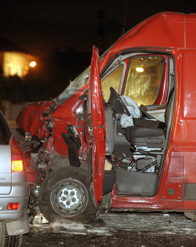 Dziekanów Leśny: Wypadek. Nie żyje pasażer stojącego na poboczu auta, w które uderzył bus GALERIA