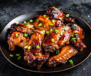 Skrzydełka kurczaka, że palce lizać. Najłatwiejszy przepis na obiad z piekarnika 