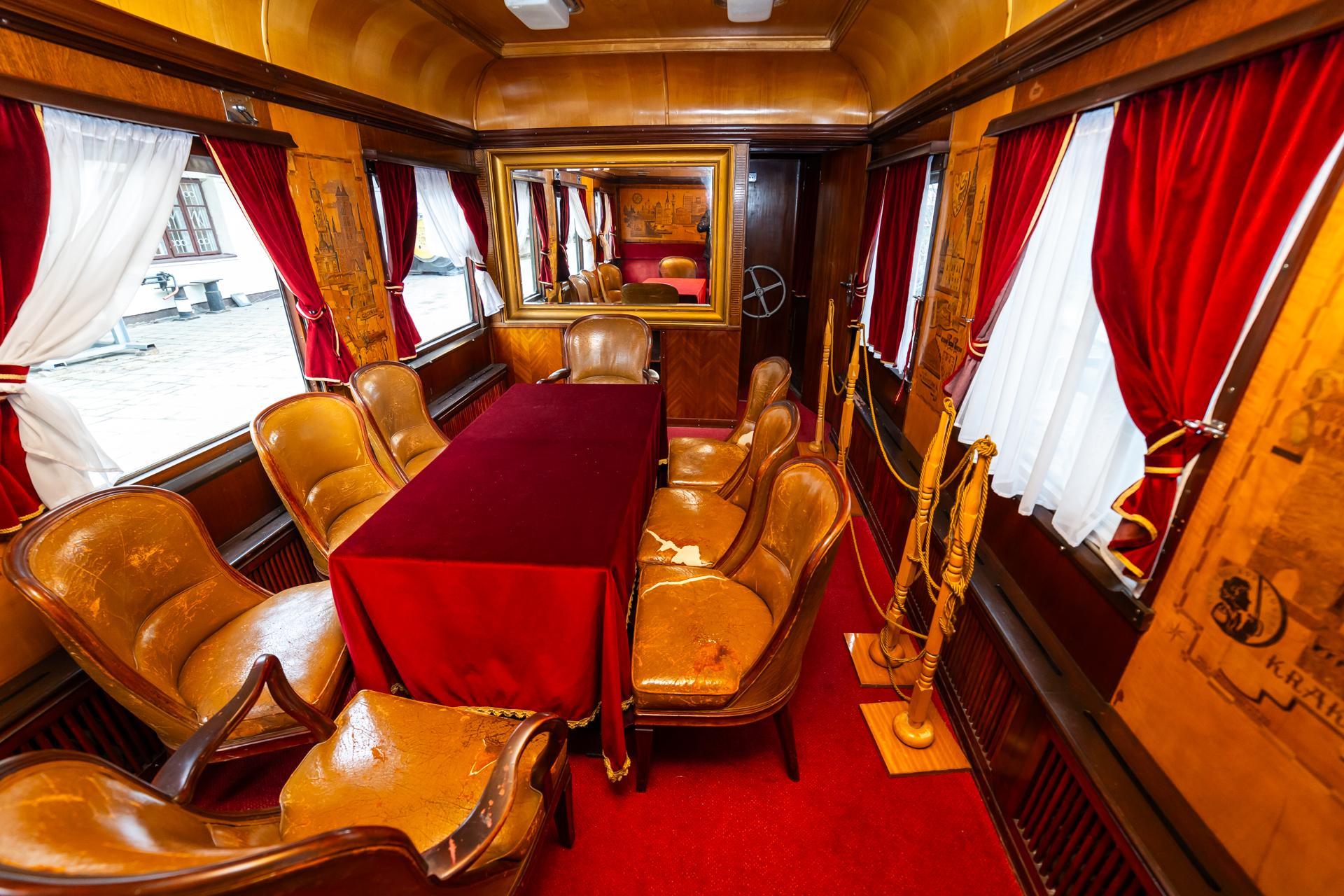 Wagon salonowy - zdjęcia. Zobacz wnętrze wagonu, którym podróżowali najważniejsi politycy z PRL-u