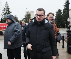 Przepychanki przed Sejmem. Wąsik i Kamiński przed zamkniętymi drzwiami 