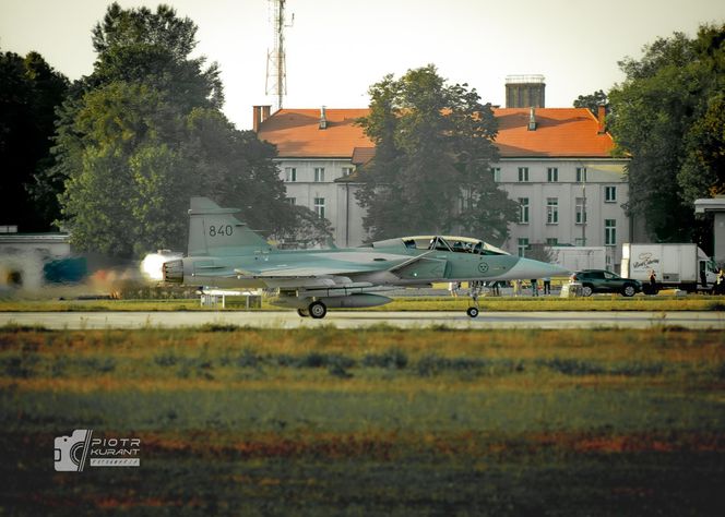 Wzruszający gest pilotów odlatujących z Radomia. Polska flaga na niebie dla „Slaba”